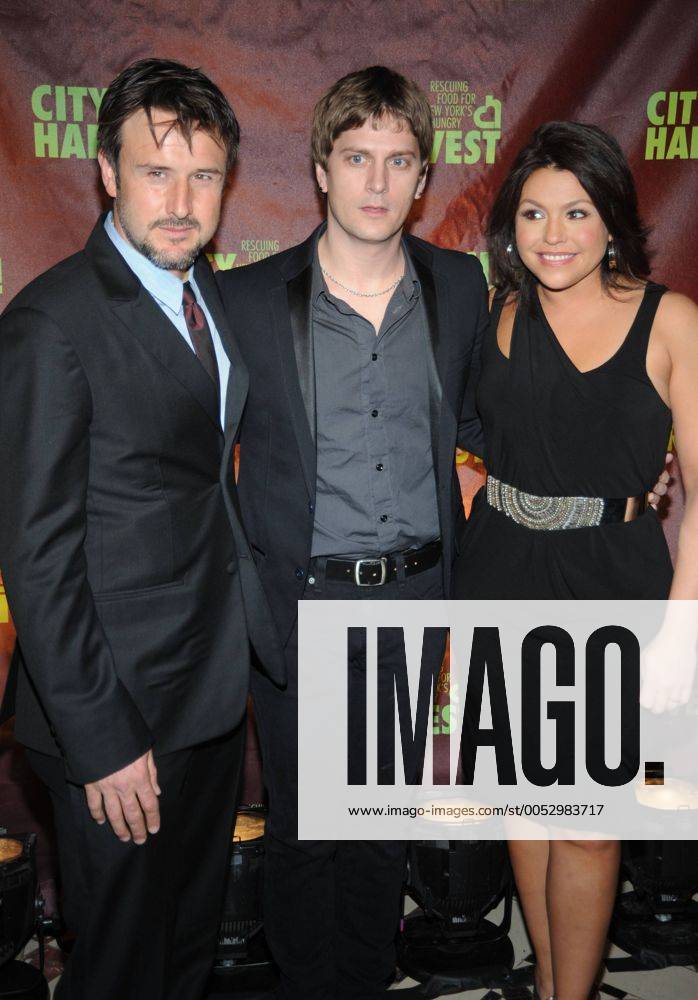 Fernsehköchin Rachael Ray mit Schauspieler David Arquette (li.) und Rob Thomas (Sänger von Matchbox Twenty) während eines Pressetermins zu - City Harvest. A night of practical magic - in New York - - PPF4C
