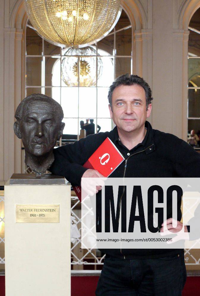 Andreas Homoki (Intendant Komische Oper Berlin) neben einer Büste von Walter Felsenstein in Berlin
