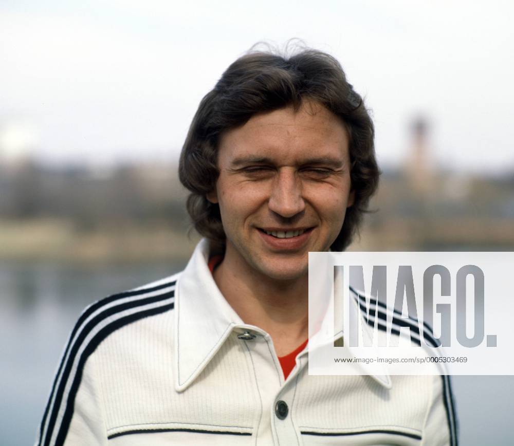 Heinz Flohe (BR Deutschland) - DEUTSCHSPRACHIGE SPORTZEITSCHRIFTEN UND -ZEITUNGEN NUR NACH RÜCKSPRACHE Fußball Herren Nationalteam 1977, Präsentation, Pressetermin, Porträttermin, Shooting, BRD Porträt