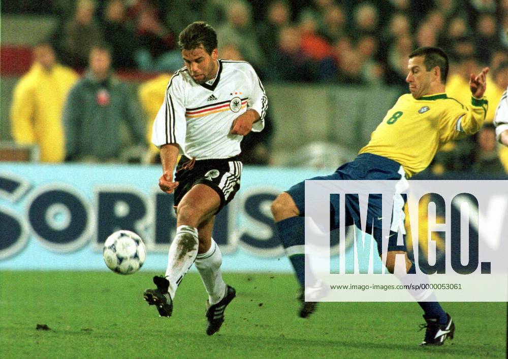 Ulf Kirsten wird von Carlos Dunga angegriffen Fußball Länderspiel Herren Nationalmannschaft Deutschland - Brasilien 1:2, DFB-Team, Testspiel, Nationalteam, Nationaltrikot Gruppe Gottlieb-Daimler-Stadion Stuttgart, 1998 Dynamik, Kampf, Abwehr, Anstrengung, Konzentration,