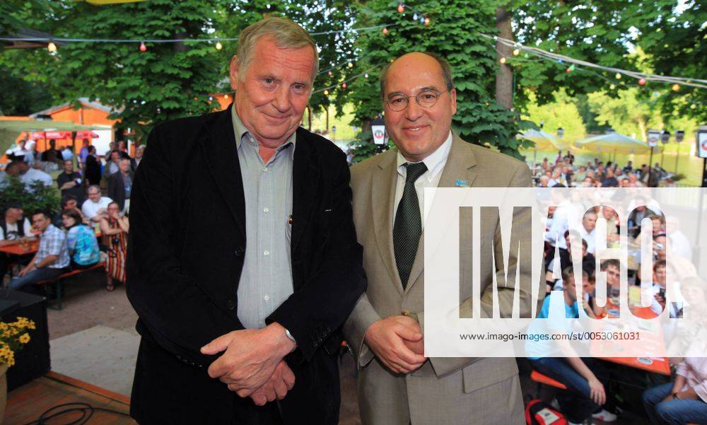 Lothar Bisky (li., Deutschland Die Linke Parteivorsitzender) und Gregor Gysi (Deutschland Die Linke Fraktionsvorsitzender) anlässlich einer Wahlkampfveranstaltung zur Europawahl in Halle