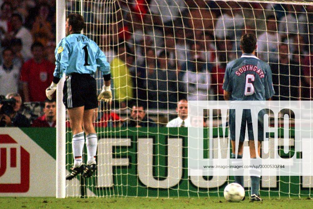 Torwart Andreas Köpke (Deutschland, li.) jubelt nach dem gehaltenen Elfmeter von Gareth Southgate (England) Fußball EM Herren Europameisterschaft 1996, Länderspiel, Halbfinale, Nationalmannschaft, Nationalteam, Nationaltrikot Gruppe Wembley Stadium London