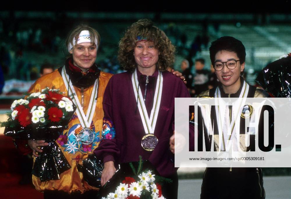 Siegerehrung 1500m Olympische Winterspiele Albertville 1992: Olympiasiegerin Jacqueline Börner (Mitte) zwischen Gunda Niemann (li., beide Deutschland) und Seiko Hashimoto (Japan) Eisschnellauf OS Winter Damen Olympische Spiele 1992, Winterspiele, Gruppe Albertville Freude,