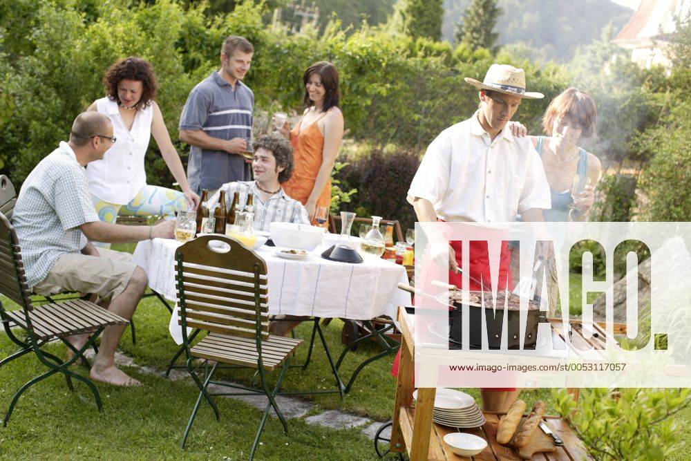 Menschen beim Grillen im Garten ibllid01181308
