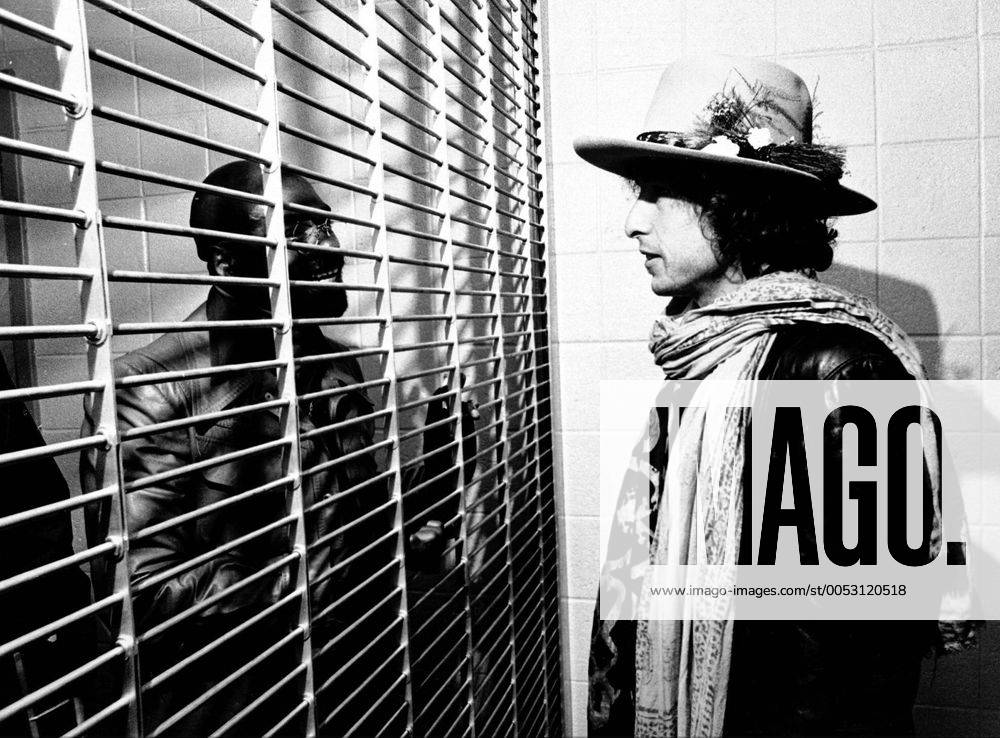 Sänger Bob Dylan (re.) besucht Ruben Carter im Clinton State Prison in New York - CKR