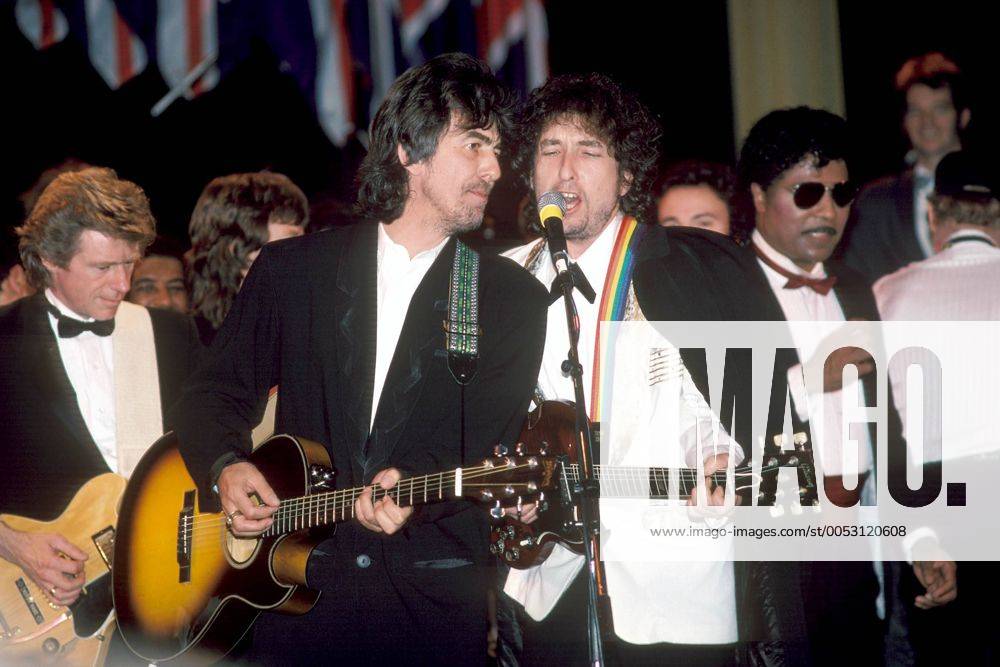 Sänger Bob Dylan (Mitte re.) und Gitarrist George Harrison (Mitte li.) während der - 3rd Rock & Roll Hall Awards - in New York -