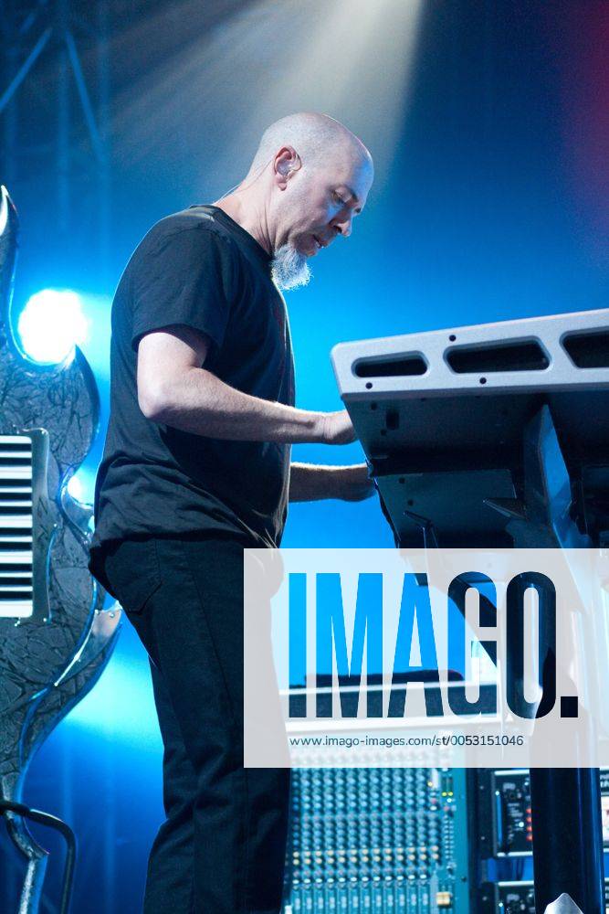 Keyboarder Jordan Rudess (Dream Theater) während eines Konzerts im Rahmen des Tollwood-Festivals in München