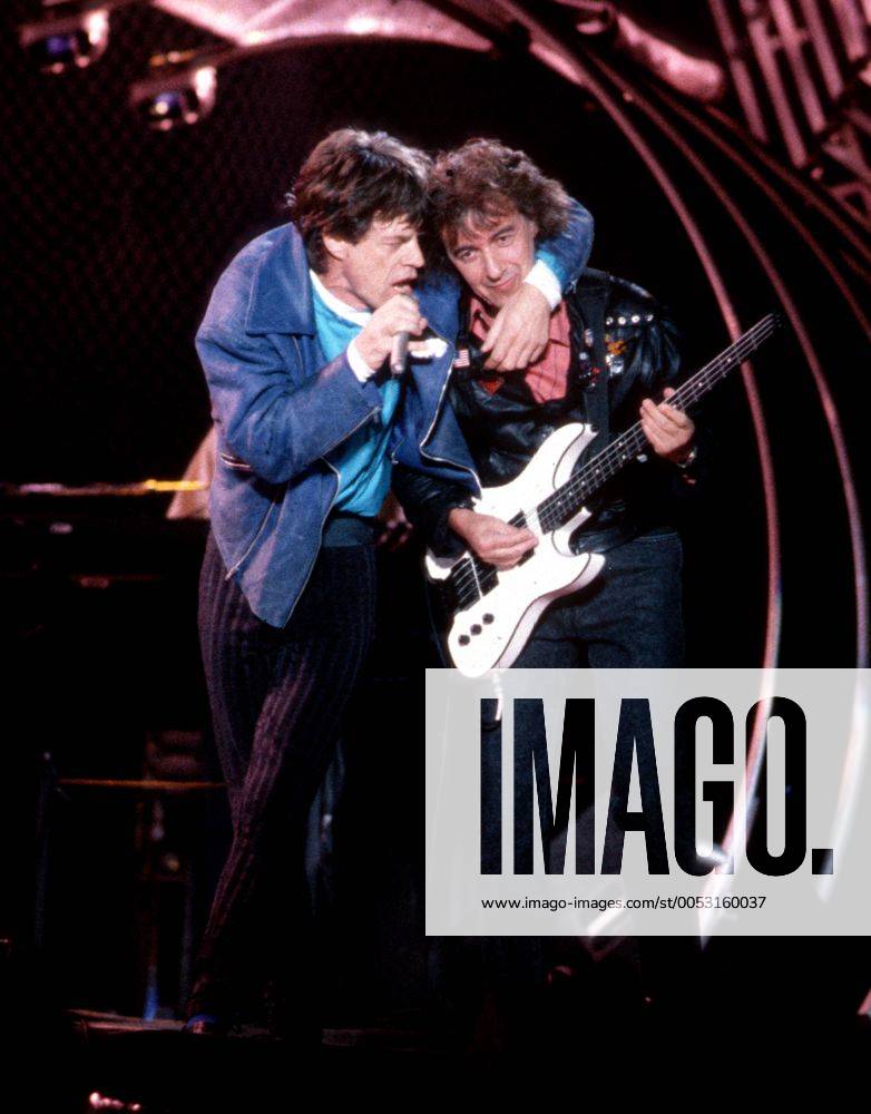 Sänger Mick Jagger (li.) und Bassist Bill Wyman (re., Rolling Stones) während eines Konzerts im Waldstadion in Frankfurt