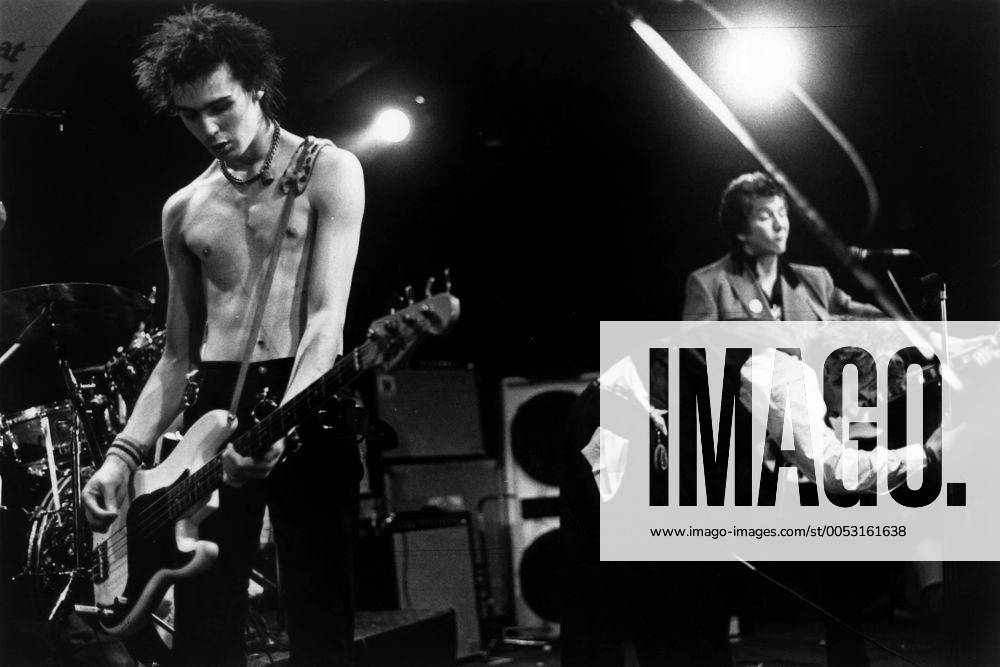 Bassist Sid Vicious (li.) und Sänger Johnny Rotten (beide Sex Pistols) während eines Auftritts in Atlanta -