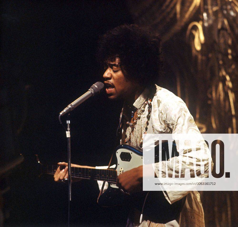 Gitarrist Jimi Hendrix (The Jimi Hendrix Experience) während eines Konzerts -