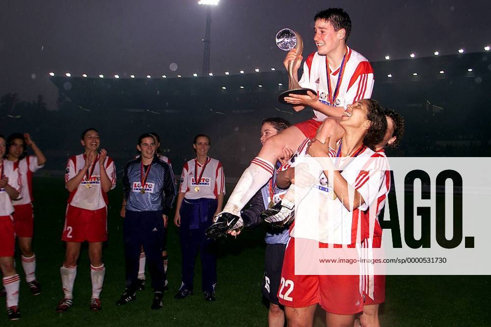 Birgit Prinz (oben) wird u.a. von Steffi Jones (re., beide FFC Frankfurt) auf Schultern getragen Fußball EC 3 Damen UEFA Women s Cup 2001 2002, Womens, Pokal, Europapokal, Europacup, Frauen, Frauenfußball, Vdig Gruppe Waldstadion Frankfurt M. Begeisterung, Freude,