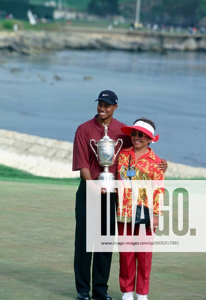 Jun 18, 2000; Pebble Beach, CA, USA; Tiger Woods USA with his mother Kultida Woods and trophy after winning the 2000 US Open Championship at Pebble Beach - ZUMASS1 o0 Sieg Mutter Siegerehrung Pokal Trophäe privat o00 Eldrick