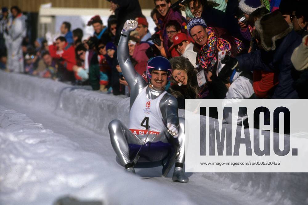 Georg Hackl (Deutschland) ist Olympiasieger 1992 Rennrodeln OS Winter Herren Olympische Spiele 1992, Winterspiele Einzelbild Albertville, La Plagne Begeisterung, Freude,