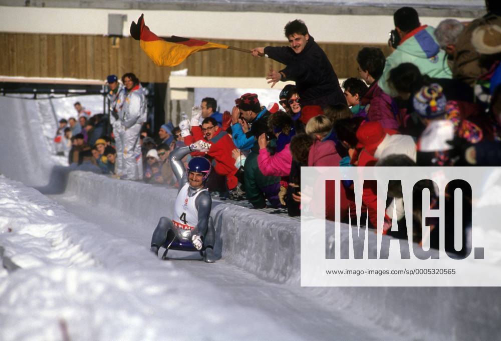 Georg Hackl (Deutschland) ist Olympiasieger 1992 Rennrodeln OS Winter Herren Olympische Spiele 1992, Winterspiele Gruppe Albertville, La Plagne Begeisterung, Freude,