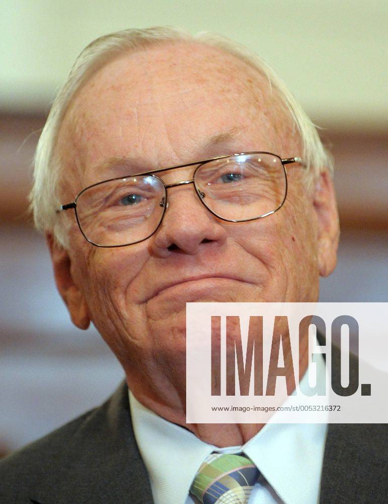 Neil Armstrong is honored during an event marking the 40th anniversary of their Apollo 11 flight which put the first man on the moon on Capitol Hill in Washington on July 21, 2009. (UPI Photo Roger L. Wollenberg) 40th anniversary of Moon landing celebrated in Washington WAP2009072110