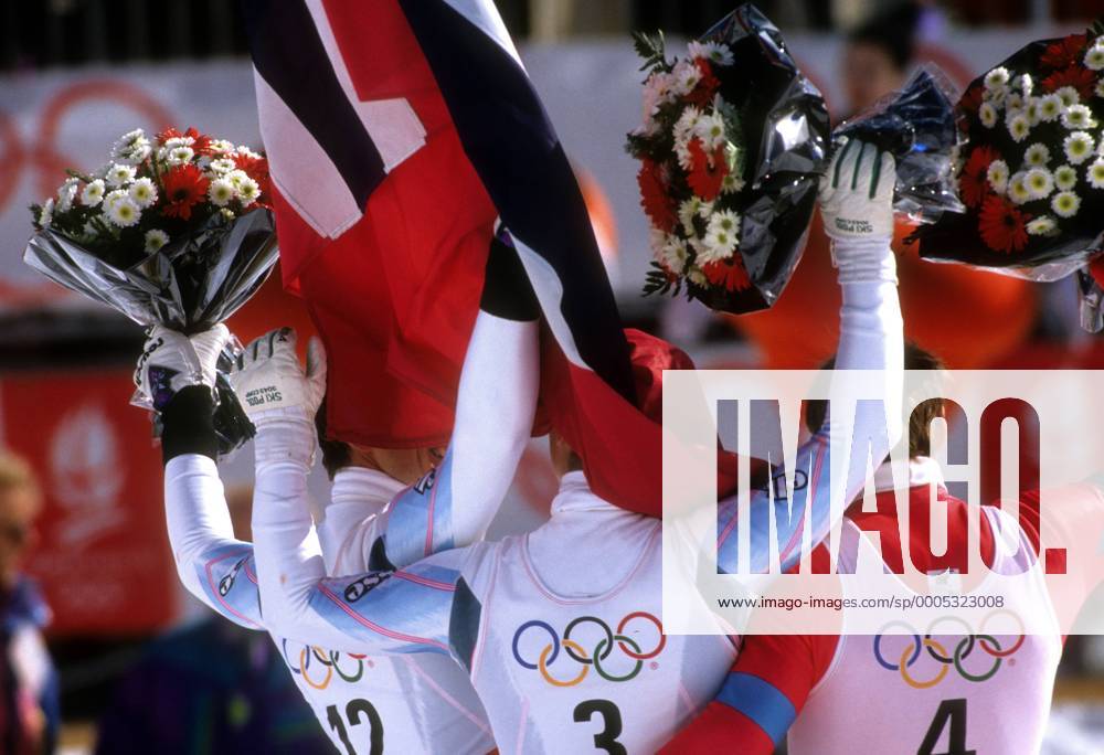 Siegerehrung Super G Olympische Spiele 1992: Olympiasieger Kjetil Andre Aamodt (Norwegen, Mitte) zwischen Marc Girardelli (Luxemburg, re.) und Jan Einar Thorsen (Norwegen) Alpiner Skilauf Herren Olympische Spiele Albertville 1992, Winterspiele, Ski Alpin, Skisport, Super G Gruppe Val d Isere, dIsere Freude,