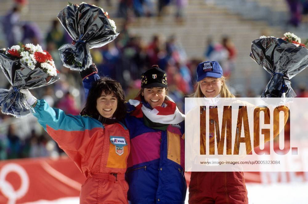 Siegerehrung Olympischen Spiele 1992: Olympiasiegerin Deborah Compagnoni (Italien, Mitte) zwischen Carole Merle (Frankreich, li.) und Katja Seizinger (Deutschland) Alpiner Skilauf Herren Olympische Spiele Albertville 1992, Winterspiele, Ski Alpin, Skisport, Super G Gruppe Meribel