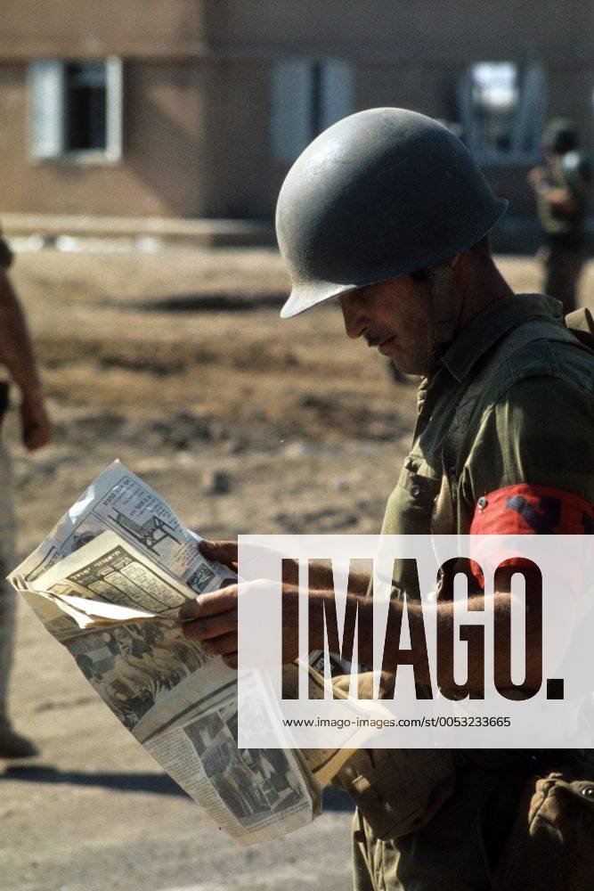 Israelischer Soldat liest Zeitung an der Front während des Jom-Kippur-Krieges in Israel