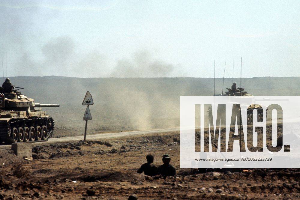 Soldaten in Panzern passieren Kameraden im Schützengraben an der Front im Jom Kippur Krieg in Israel