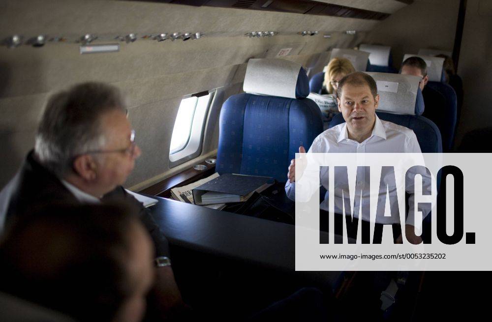 Arbeitsminister Olaf Scholz (re., Deutschland SPD) mit Staatssekretär Klaus Brandner (li., Deutschland SPD) im Flugzeug am Rande des G8-Gipfels in Rom
