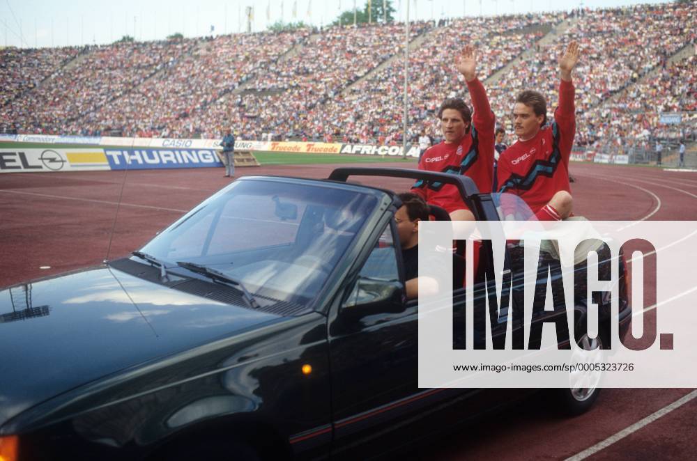 Manfred Schwabl (re.) und Thomas Kastenmaier (beide Bayern) drehen als frischgebackene Deutsche Meister eine Ehrenrunde - DEUTSCHSPRACHIGE SPORTZEITSCHRIFTEN UND -ZEITUNGEN NUR NACH RÜCKSPRACHE Fußball 1. BL Herren Saison 1989 1990, FC Bayern München Gruppe München