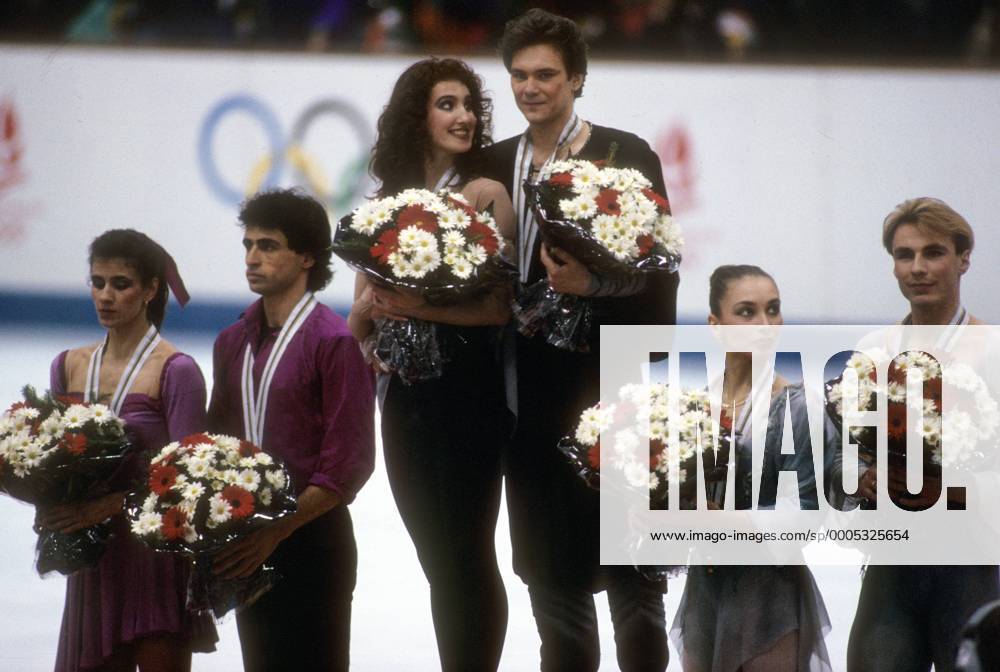 Siegerehrung Eistanz Olympische Spiele 1992: Olympiasieger Marina Klimova und Sergei Ponomarenko (GUS, Mitte) zwischen Isabelle Duchesnay und Paul Duchesnay (beide Frankreich, li.) sowie Maya Ussova und Alexander Shulin (beide GUS) OS Winter Olympische Spiele 1992, Winterspiele, Eistanz Gruppe Albertville Freude,