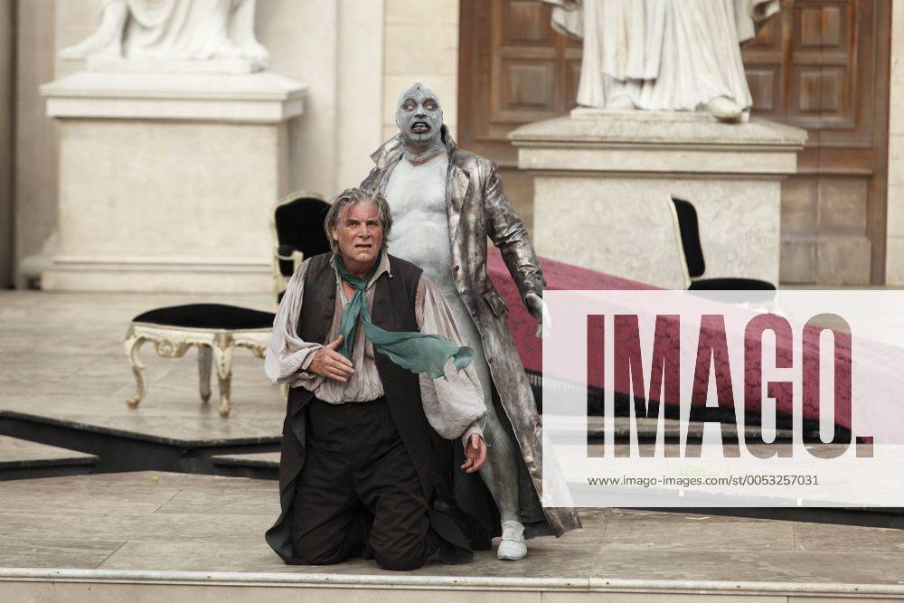Jedermann 2009, Peter Simonischek als Jedermann, Ben Becker als Tod, Theaterstück von Hugo von Hofmannsthal, Salzburger Festspiele, Salzburg, Österreich, Europa iblman01246257