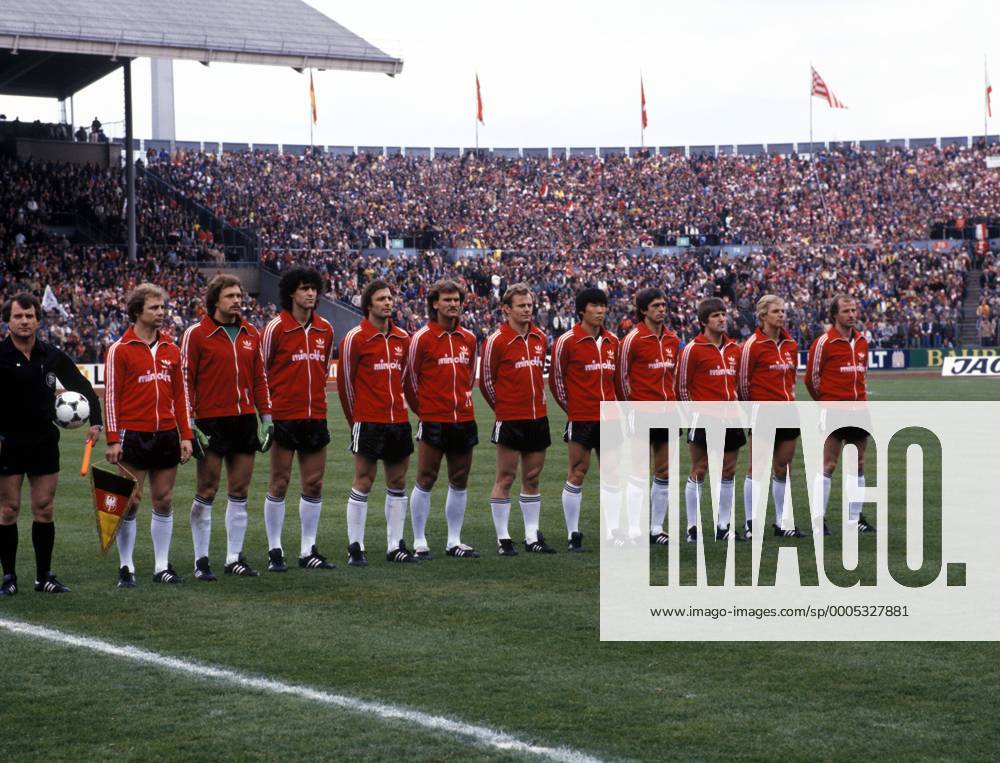 Vorstellung Frankfurt, v.li.: Bernd Hölzenbein, Torwart Jürgen Pahl, Bruno Pezzey, Karl Heinz Körbel, Ronald Borchers, Michael Sziedat, Bum Kun Cha, Werner Lorant, Bernd Nickel, Norbert Nachtweih und Willi Neuberger - DEUTSCHSPRACHIGE SPORTZEITSCHRIFTEN UND -ZEITUNGEN NUR NACH RÜCKSPRACHE Fußball Herren DFB Pokal 1980 1981, Pokalspiel, Finale, Pokalfinale, Eintracht Frankfurt Totale Stuttgart