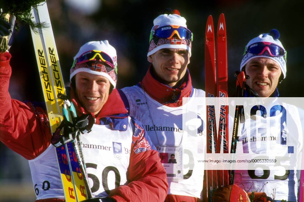 OLYMPIC LEGENDS: Thomas Alsgaard Siegerehrung 30km Langlauf bei den Olympischen Spielen 1994 in Lillehammer: V.li.: Björn Dählie (NOR), Olympiasieger Thomas Alsgaard (NOR), Mika Myllylä (FIN) Nordischer Skilauf OS Winter Herren Olympische Winterspiele 1994, Spiele, Olympia, Gruppe Lillehammer