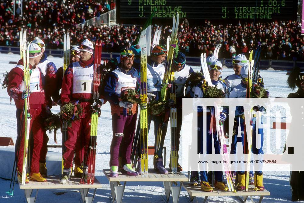 OLYMPIC LEGENDS: Thomas Alsgaard Siegerehrung 4x10km Langlauf Staffel bei den Olympischen Spielen 1994: V.li.: Team NOR (Sture Sivertsen, Vegard Ulvang, Thomas Alsgaard, Björn Dählie), Olympiasieger Team ITA (Maurilio De Zolt, Marco Albarello, Giorgio Vanzetta, Silvio Fauner), ... Nordischer Skilauf OS Winter Herren Olympische Winterspiele 1994, Spiele, Olympia, Totale Lillehammer