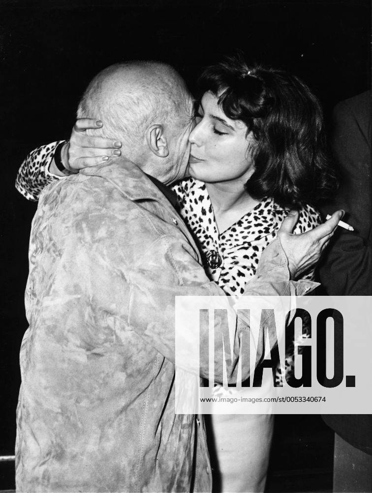 Jan 12, 1960; Cannes, FRANCE; Famous painter PABLO PICASSO (1881-1973) kissing TATIANA SAMOILOVA after the show of the Russian film, When Storks Pass . Cannes FRANCE - ZUMAk09