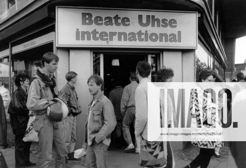 DDR-Bürger vor dem Sexshop Beate Uhse International in Berlin