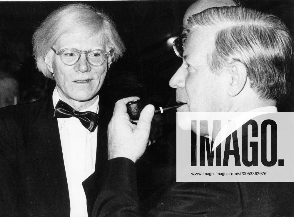 Nov 14, 1980; Bonn, Germany; American artist ANDY WARHOL (8 6 1928-02 22 1987) was a painter, film-maker, publisher, and a major icon of the pop art movement, in this picture he is with Chancellor HELMUT SCHMIDT at the Federal Press Ball in Germany. Bonn Germany - ZUMAk09