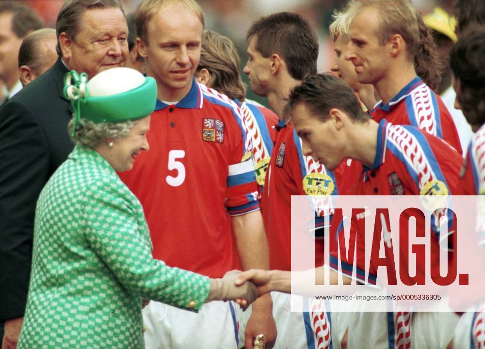 Queen Elisabeth II. (GBR) is being greeted by czech soccer player Pavel Nedved (right), captain Miroslav Kadlec (middle, nr. 5) prior the Euro 96 final match Czech Republic - Germany in London, Wembley, June 30, 1996. (CTKxPhoto MichalxDolezal) o0 people