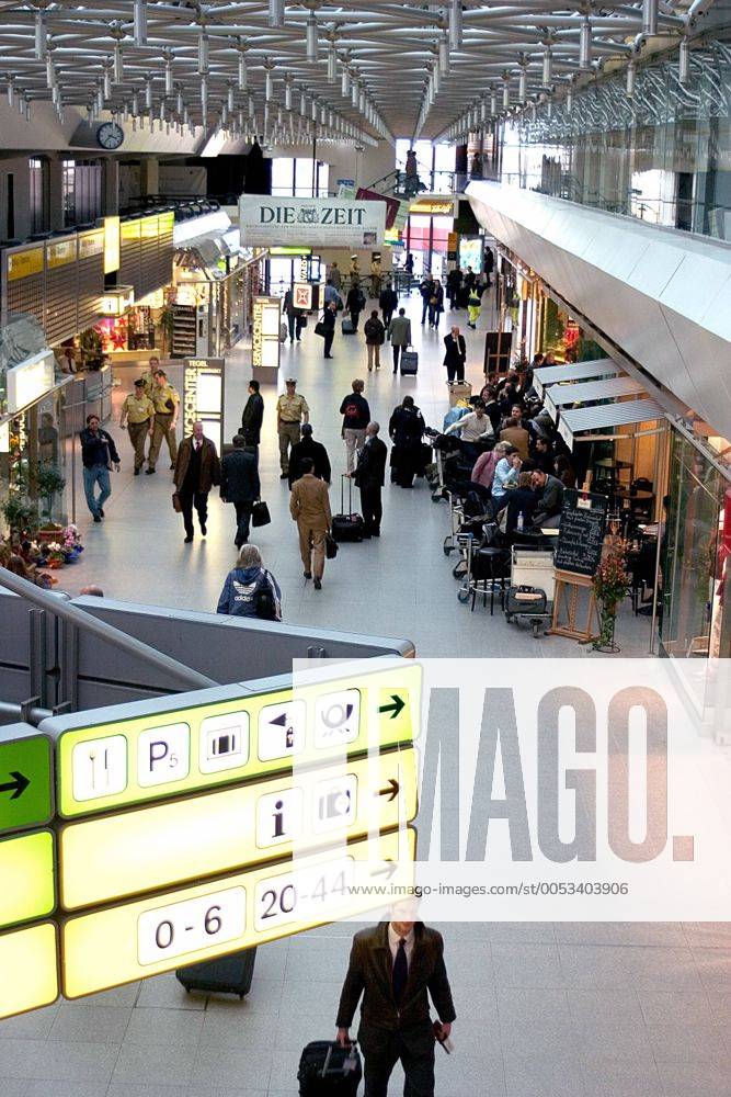 Menschen und Geschaefte im Flughafen Berlin-Tegel, Deutschland, Berlin travellers and shops in the airport Berlin-Tegel, Germany, Berlin BLWS204917