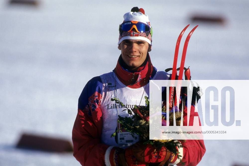 OLYMPIC LEGENDS: Thomas Alsgaard Olympiasieger Thomas Alsgaard (NOR) bei der Siegerehrung im 30km Langlauf bei den olympischen Winterspielen 1994 Nordischer Skilauf OS Winter Herren Olympische Winterspiele, Olympia, Spiele, Ski Nordisch, Skisport 1994, Lillehammer Freude,