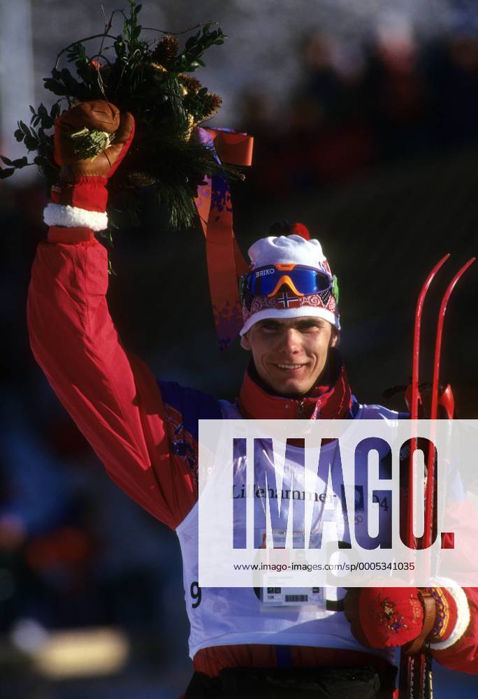 OLYMPIC LEGENDS: Thomas Alsgaard Olympiasieger Thomas Alsgaard (NOR) bei der Siegerehrung im 30km Langlauf bei den olympischen Winterspielen 1994 Nordischer Skilauf OS Winter Herren Olympische Winterspiele, Olympia, Spiele, Ski Nordisch, Skisport 1994, Lillehammer Freude,