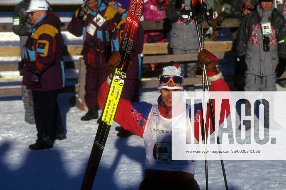 OLYMPIC LEGENDS: Thomas Alsgaard Olympiasieger Thomas Alsgaard (NOR) bei der Siegerehrung im 30km Langlauf bei den olympischen Winterspielen 1994 Nordischer Skilauf OS Winter Herren Olympische Winterspiele, Olympia, Spiele, Ski Nordisch, Skisport 1994, Einzelbild Lillehammer Freude,