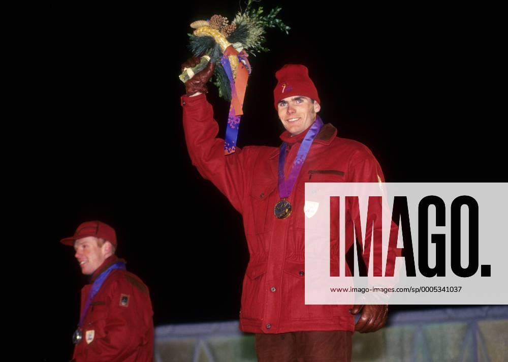 OLYMPIC LEGENDS: Thomas Alsgaard Olympiasieger Thomas Alsgaard (NOR) bei der Siegerehrung im 30km Langlauf bei den olympischen Winterspielen 1994 Nordischer Skilauf OS Winter Herren Olympische Winterspiele, Olympia, Spiele, Ski Nordisch, Skisport 1994, Einzelbild Lillehammer Freude,