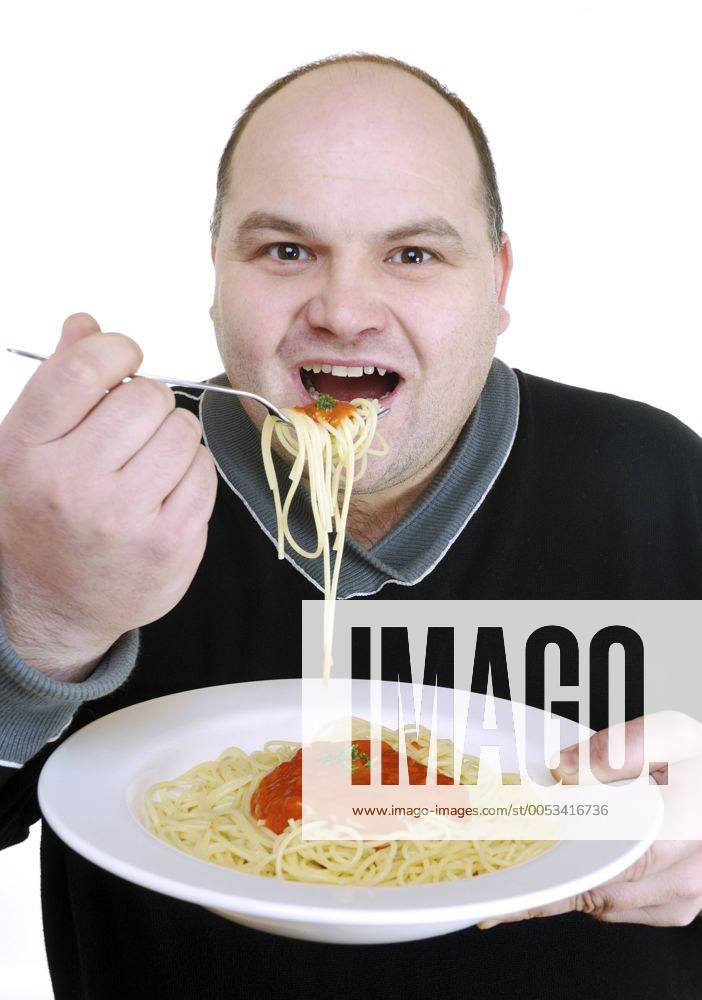 Mann isst Spaghetti man eating spaghetti BLWS186655