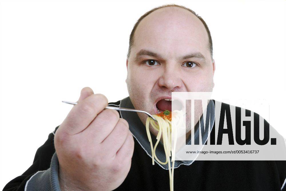 Mann isst Spaghetti man eating spaghetti BLWS186656