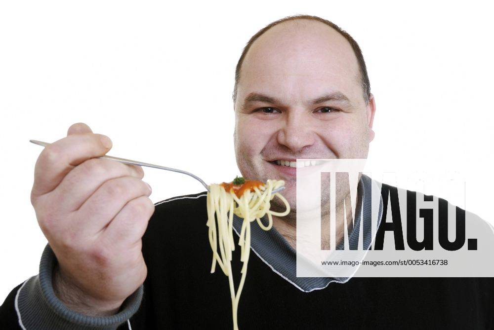Mann isst Spaghetti man eating spaghetti BLWS186657