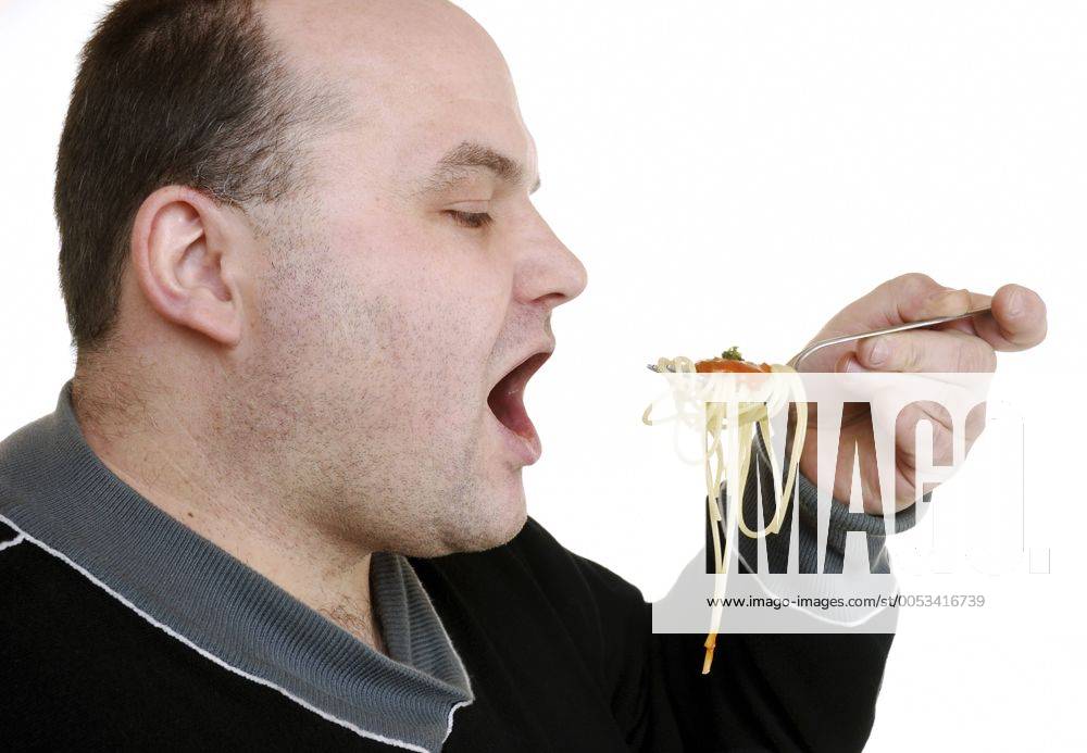 Mann isst Spaghetti man eating spaghetti BLWS186658