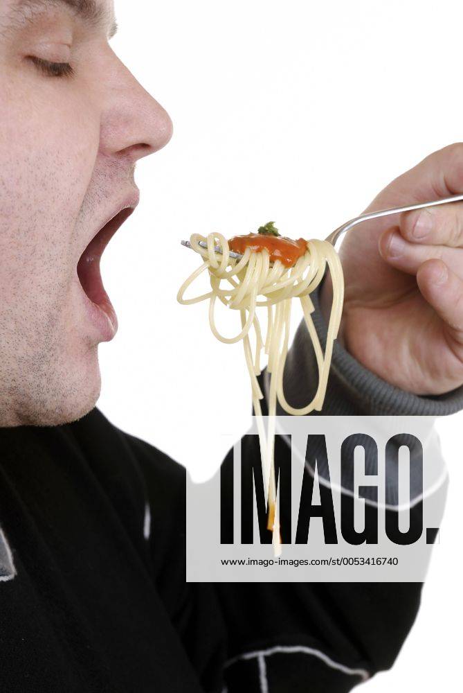 Mann isst Spaghetti man eating spaghetti BLWS186659