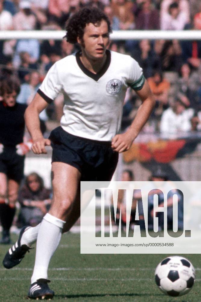 Franz Beckenbauer (BR Deutschland) am Ball Fußball Länderspiel Herren Freundschaftsspiel 1973, Nationalmannschaft, Nationalteam, Nationaltrikot Einzelbild Olympiastadion Berlin Dynamik,