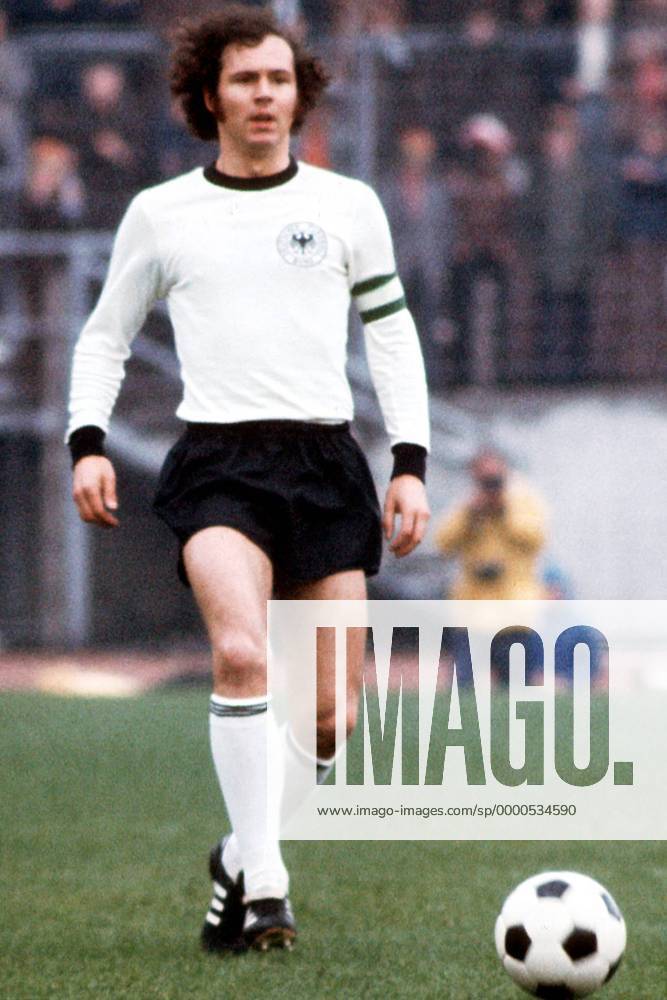 Franz Beckenbauer (BR Deutschland) am Ball Fußball Länderspiel Herren Freundschaftsspiel 1973, Nationalmannschaft, Nationalteam, Nationaltrikot Einzelbild Volksparkstadion Hamburg