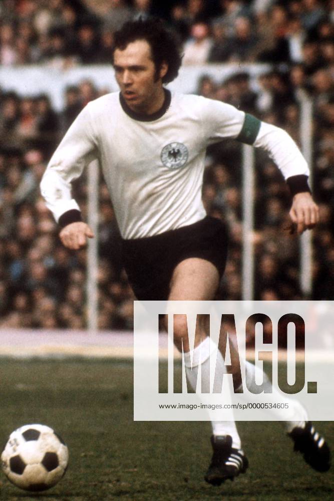 Franz Beckenbauer (BR Deutschland) am Ball Fußball Länderspiel Herren Freundschaftsspiel 1974, Nationalmannschaft, Nationalteam, Nationaltrikot Einzelbild Olympiastadion, Stadio Olimpico Rom Dynamik,