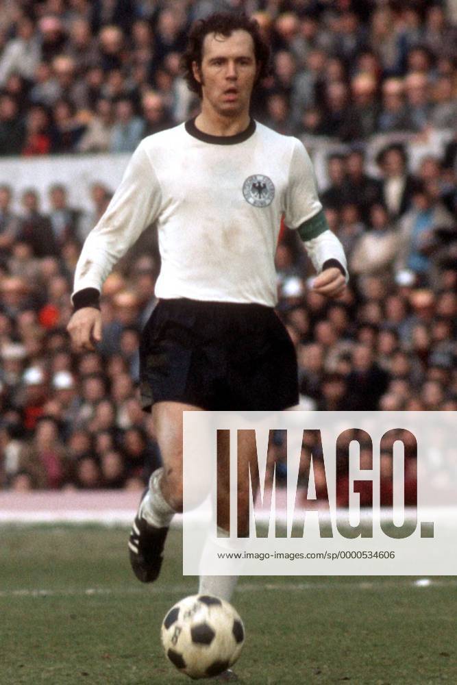 Franz Beckenbauer (BR Deutschland) am Ball Fußball Länderspiel Herren Freundschaftsspiel 1974, Nationalmannschaft, Nationalteam, Nationaltrikot Einzelbild Olympiastadion, Stadio Olimpico Rom Dynamik,