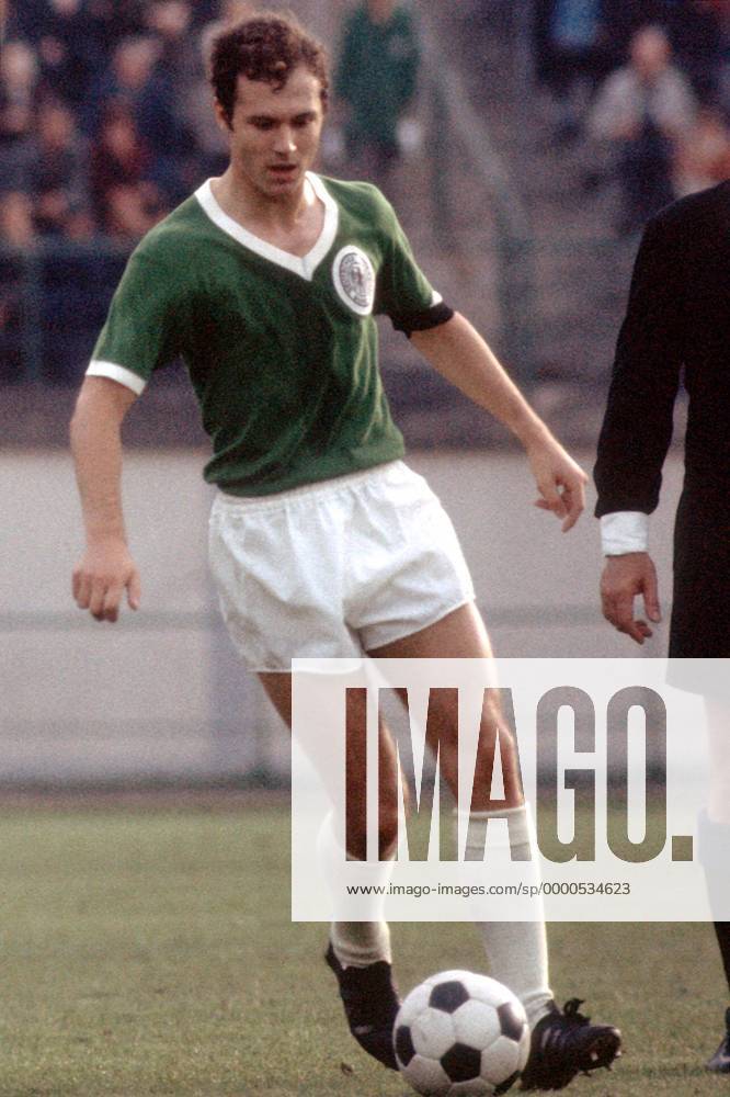 Franz Beckenbauer (BR Deutschland) am Ball Fußball Länderspiel Herren Weltmeisterschaftsqualifikation 1969, Qualifikation, Länderspiel, Nationalmannschaft, Nationalteam Einzelbild Frankenstadion Nürnberg Dynamik,