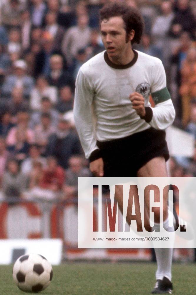 Franz Beckenbauer (BR Deutschland) am Ball Fußball EM Herren Europameisterschaft 1972, Länderspiel, Nationalmannschaft, Nationalteam, Nationaltrikot Einzelbild Heysel-Stadion Brüssel Dynamik,